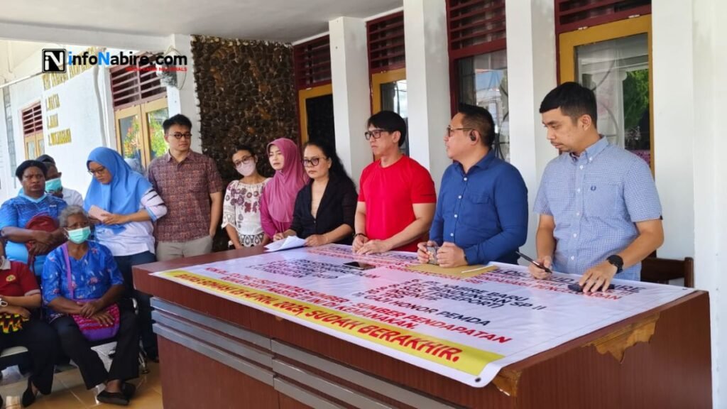 Pegawai dan honorer RSUD Nabire saat demo di depan Kejaksaan
