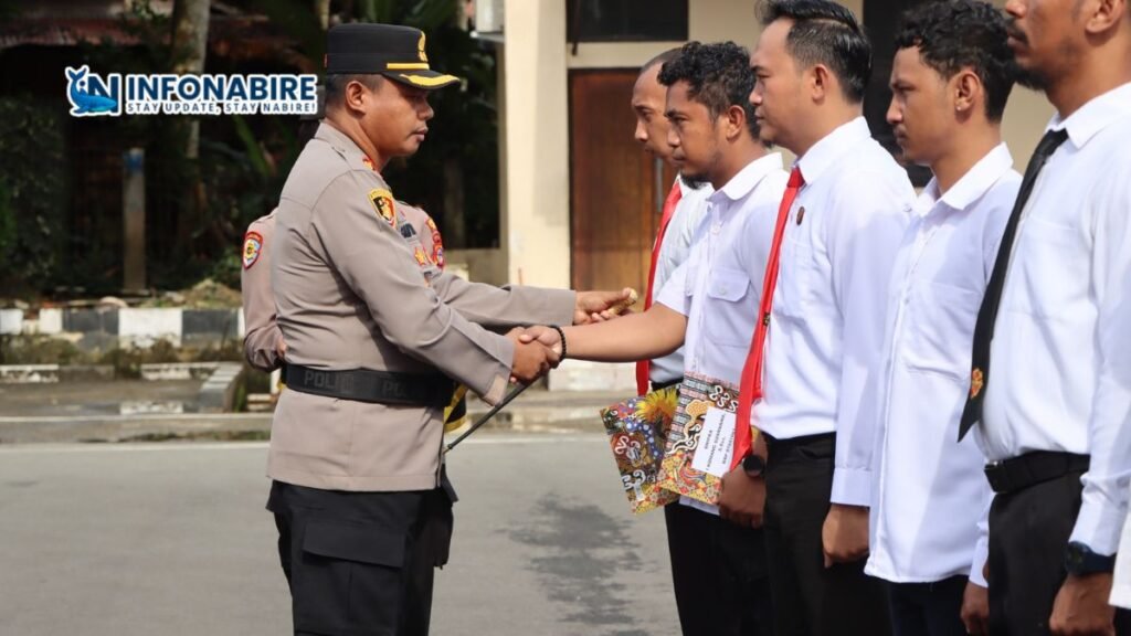 Kapolres Nabire serahkan penghargaan kepada personel berprestasi