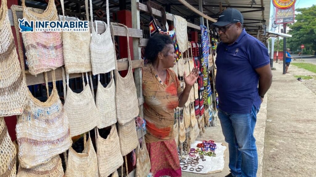 Diben Elaby meninjau pasar tradisional di Nabire mendengarkan keluhan pedagang