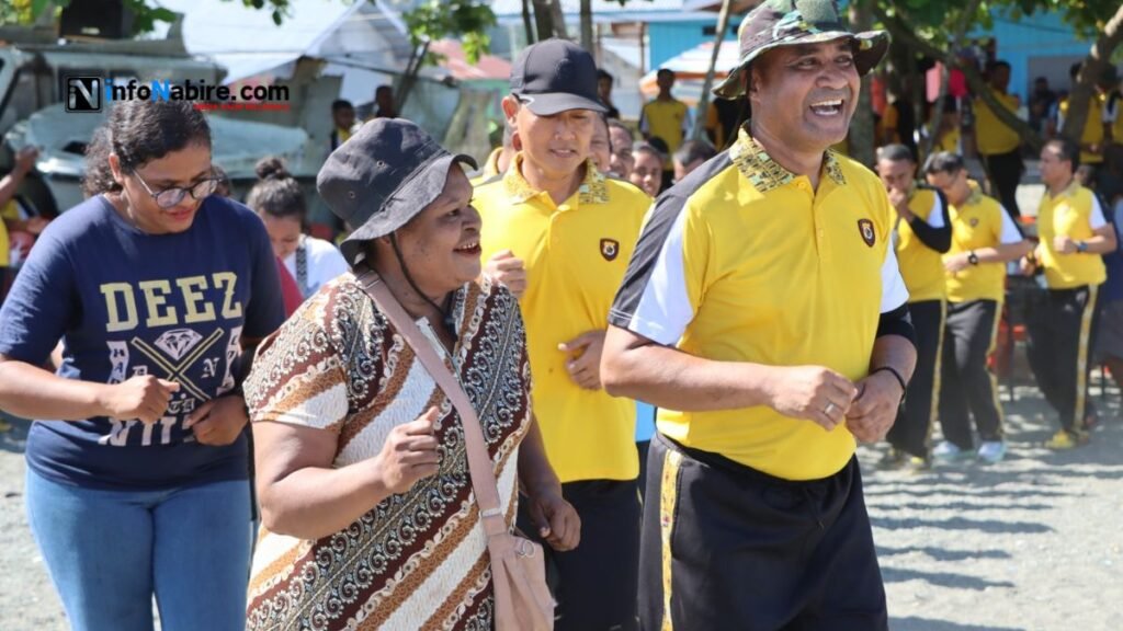Kapolda Papua Tengah, Brigjen Pol. Alfred Papare, S.I.K., bersama warga menari Yospan dengan wajah ceria usai aksi bersih-bersih di Pantai Morgo, Nabire, Jumat (16/05/2025) pagi.