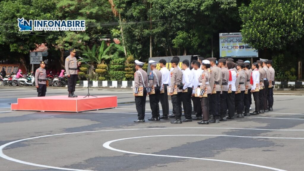 34 personel berprestasi yang diberikan penghargaan oleh Kapolres Nabire