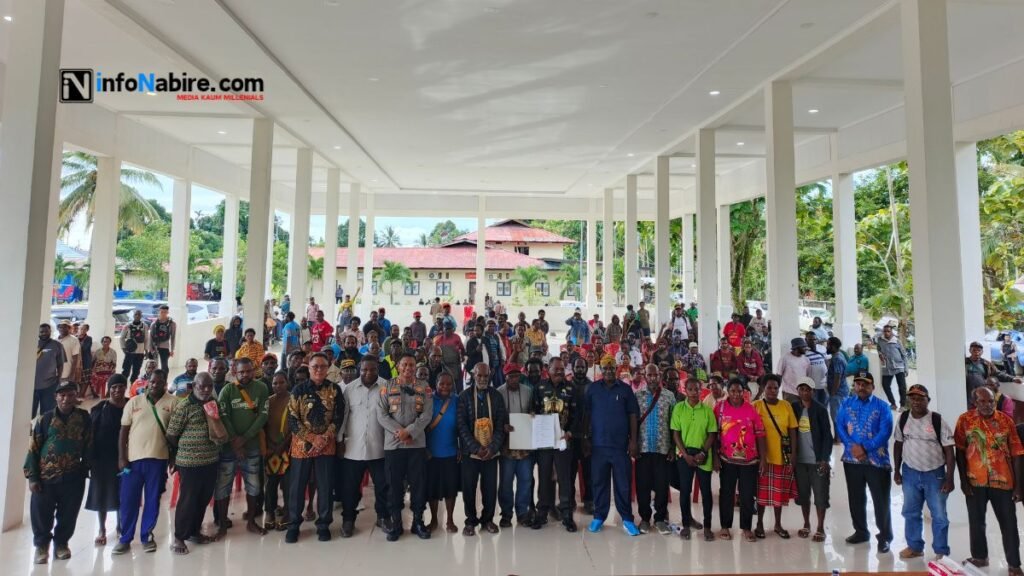 Foto bersama warga dan pejabat usai mediasi sengketa lahan Yaro di Polres Nabire