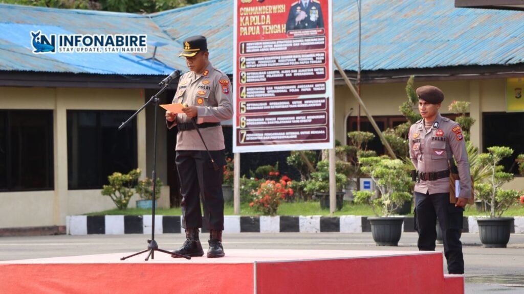 Kapolres Nabire nerikan penghargaan kepada personel berprestasi