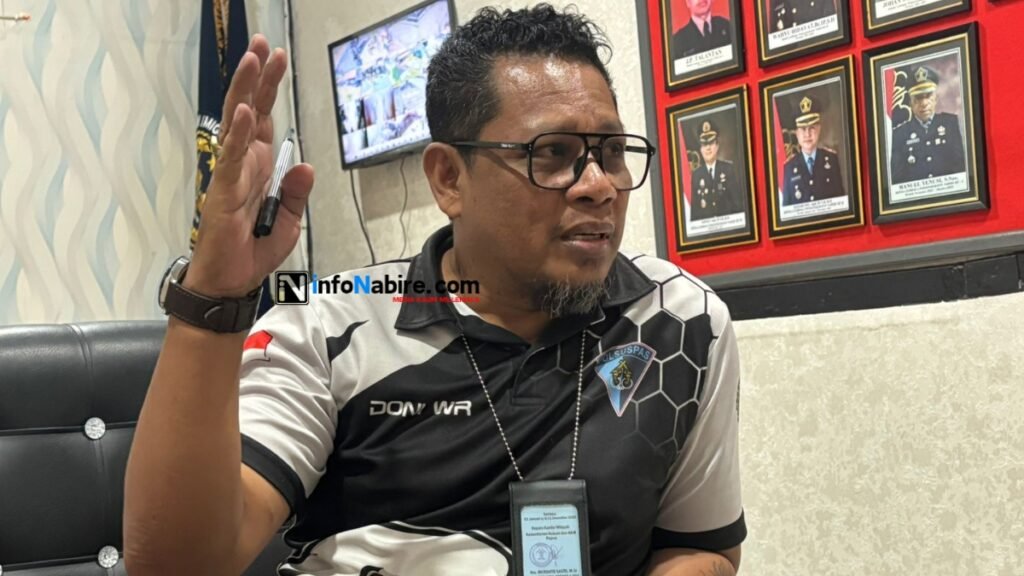 Donny Worabay saat memberikan keterangan terkait napi kabur dari Lapas Nabire