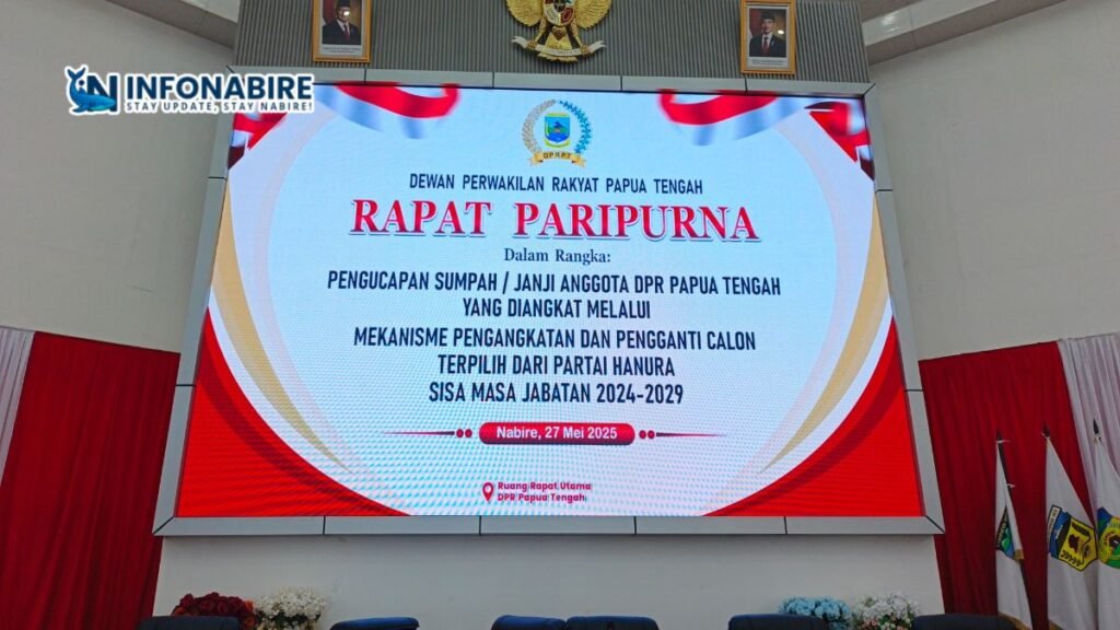 Joice Rumkorem wartawan NabireNews.com diminta keluar oleh staf DPR Papua Tengah saat peliputan pelantikan