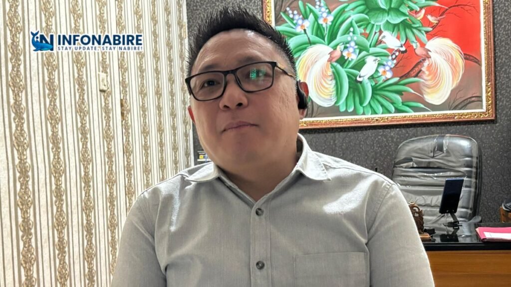 Pirly M. Momongan, Kasi Intelijen Kejari Nabire, saat memberikan keterangan di Kantor Kejaksaan Negeri Nabire, Rabu (28/05/2025).