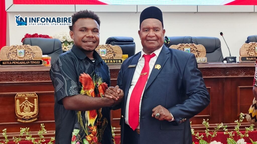Petrus Asso berfoto bersama anaknya setelah dilantik sebagai anggota DPR Papua Tengah jalur Otsus