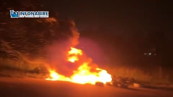 Petugas Damkar memadamkan api di runway Bandara Lama Nabire usai aksi pembakaran ban oleh OTK