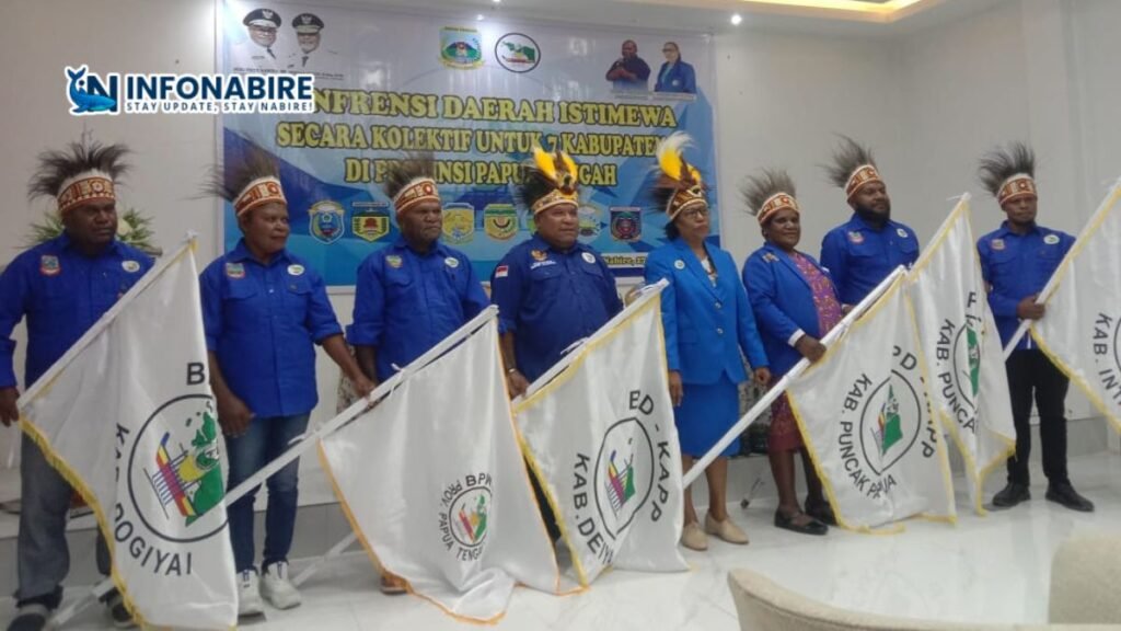 Foto bersama Fience Mofu dan pengurus KAPP enam kabupaten usai pelantikan di Nabire