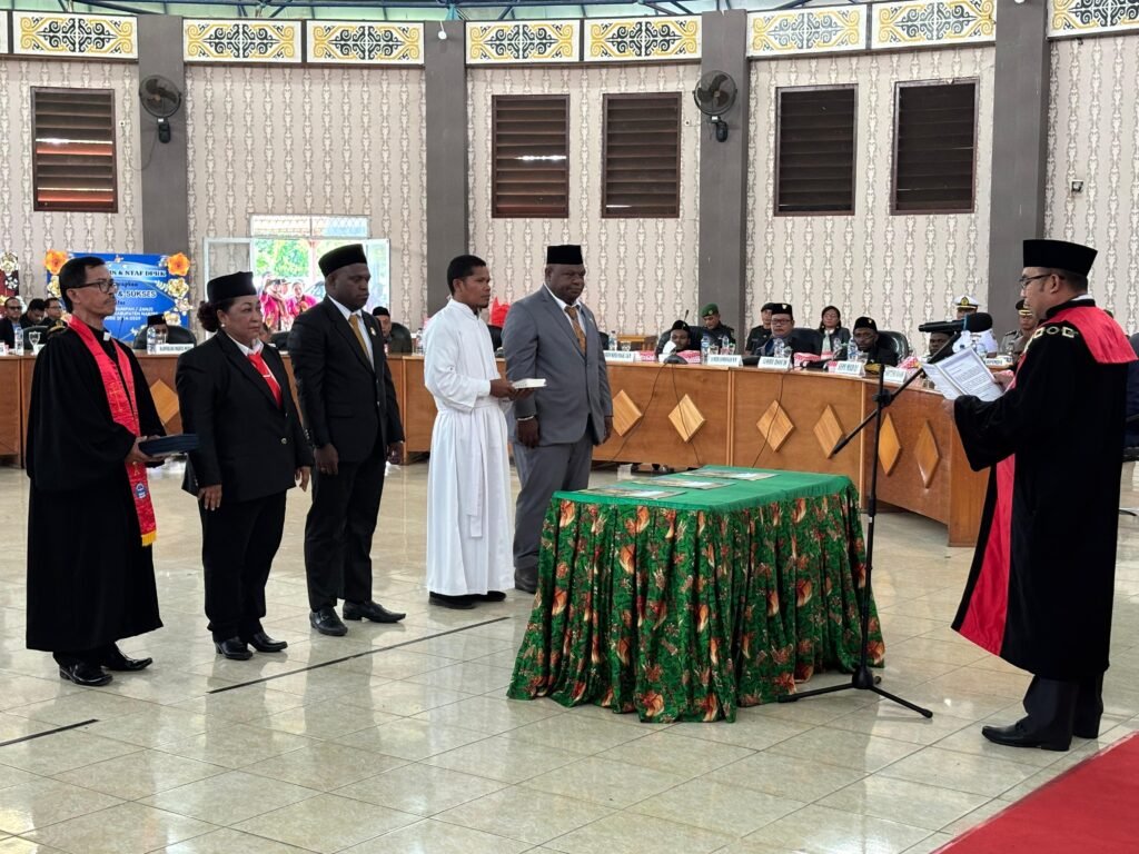 Ketua dan Wakil Ketua DPRK Nabire saat pengucapan sumpah janji di ruang Sidang Utama