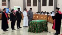 Ketua dan Wakil Ketua DPRK Nabire saat pengucapan sumpah janji di ruang Sidang Utama