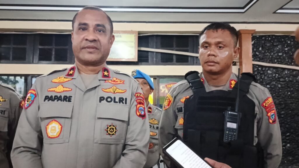 Kapolda Papua Tengah Brigjen Pol Alfred Papare, S.I.K bersama Kapolres Nabire AKBP Samuel D. Tatiratu, S.I.K