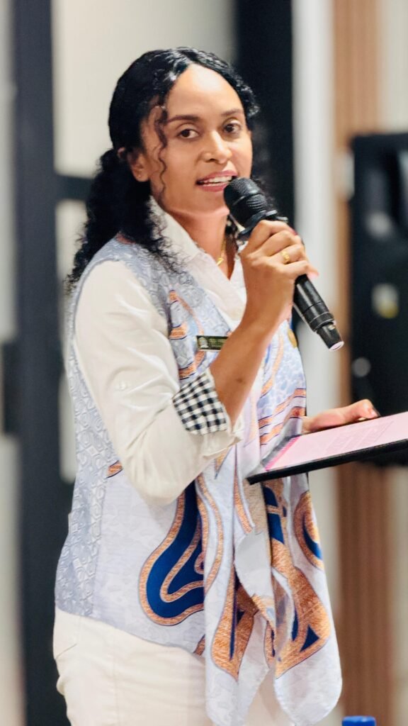 Stella Misiro saat menyampaikan pandangannya dalam seminar WALHI Papua