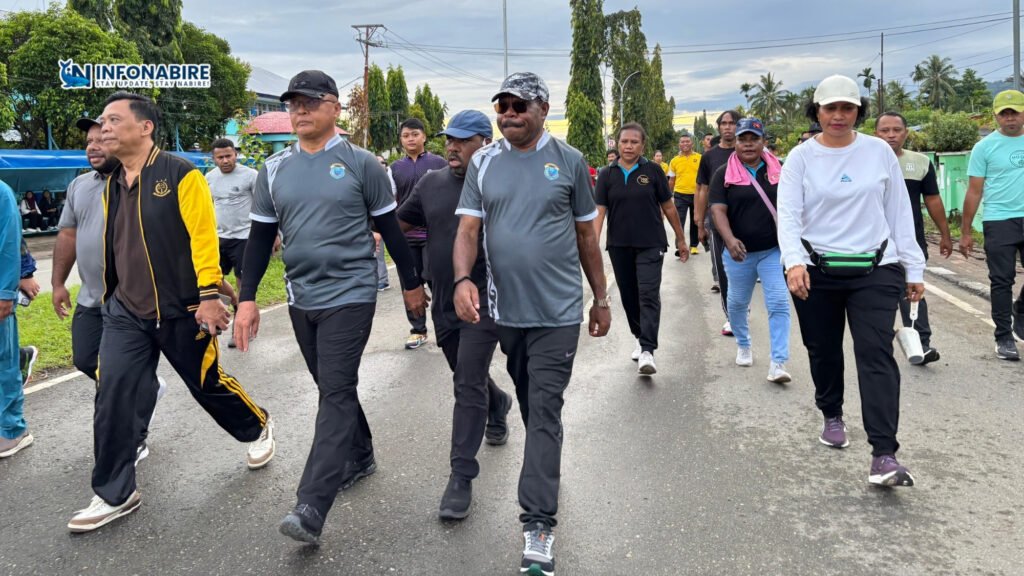 Bupati Nabire Mesak Magai dan Wakil Bupati Nabire saat mengikuti Car Free Day di Jalan Pepera, Sabtu (14/6/2025). (Foto: Yusran/infonabire.com)