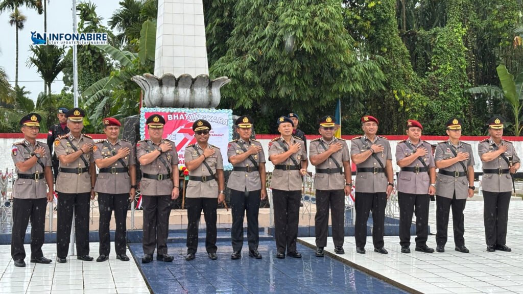 Polda Papua Tengah Ziarah ke Taman Makam Pahlawan Jelang Hari Bhayangkara ke-79 4 Polda Papua Tengah Ziarah ke Taman Makam Pahlawan Jelang Hari Bhayangkara ke-79