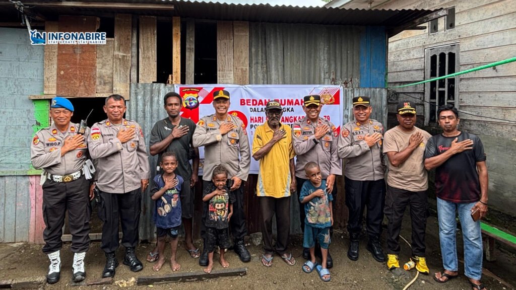 Terharu, Pensiunan Polri Dapat Bantuan Bedah Rumah dari Polres Nabire 2 Kapolres Nabire, Wakapolres, dan jajaran perwira berfoto bersama Bapak Godlif Sadi.
