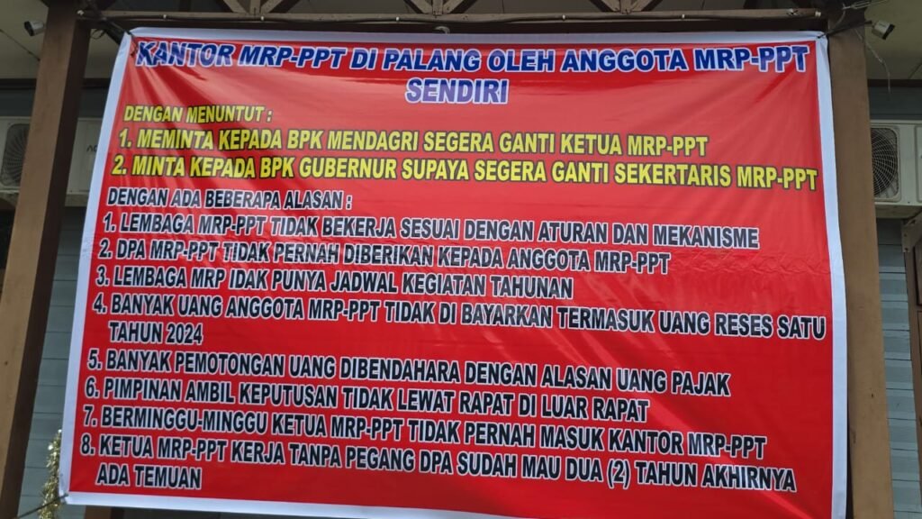 Anggota Palang Kantor MRP-PT, Ini 8 Alasan Tuntutannya 2 Spanduk pemalangan kantor MRP-PT oleh anggota di Nabire Papua Tengah
