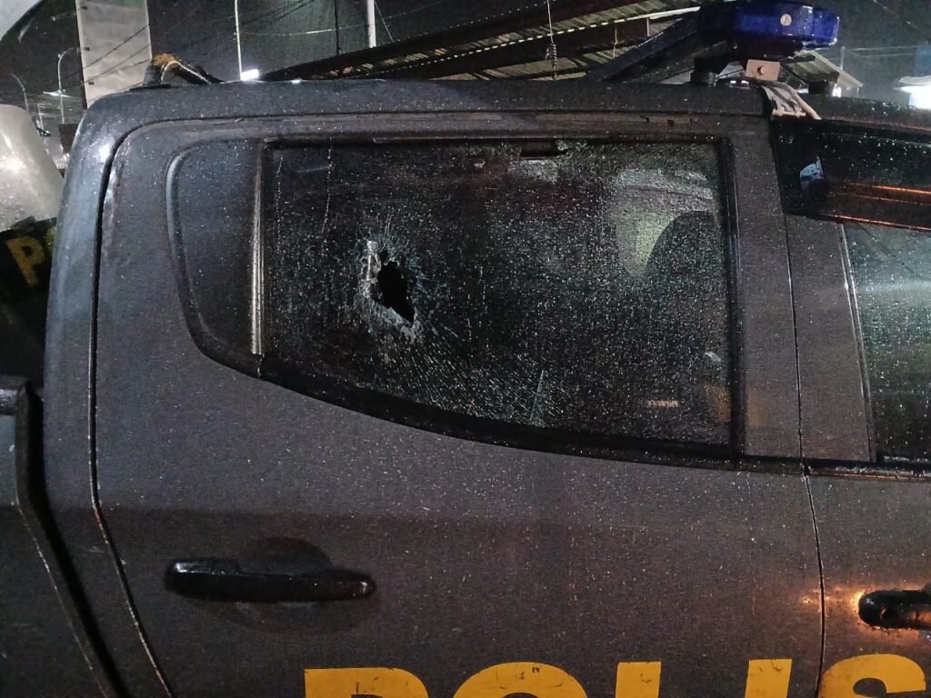 GALERI FOTO: Mobil Dinas Polres Nabire Rusak Dilempari Saat Amankan Kericuhan Pasar Kartum 4 GALERI FOTO: Mobil Dinas Polres Nabire Rusak Dilempari Saat Amankan Kericuhan Pasar Kartum