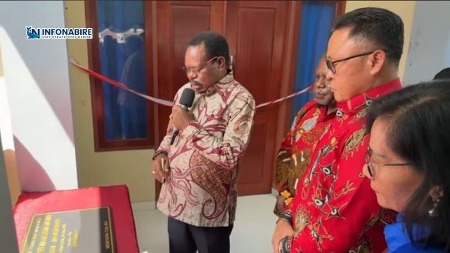 Peresmian Asrama Putri Mahasiswa Nabire ini ditandai dengan penandatanganan prasasti, pengguntingan pita dan melepas balon ke udara.