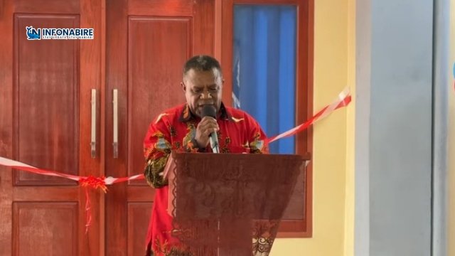 Kepala Dinas Pendidikan Manokwari memberikan sambutan pada peresmian Asrama Putri Mahasiswa Nabire.
