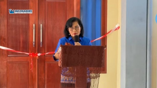 Kepala Dinas Pendidikan Nabire memberikan sambutan pada peresmian Asrama Putri Mahasiswa Nabire.