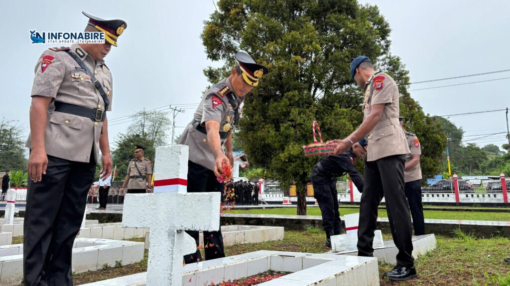 Polda Papua Tengah Ziarah ke Taman Makam Pahlawan Jelang Hari Bhayangkara ke-79