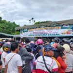 Antrean warga saat Gerakan Pangan Murah di Polres Nabire