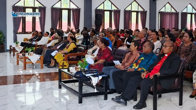 Bupati Nabire Mesak Magai didampingi istri Mince F. Magai Reprep