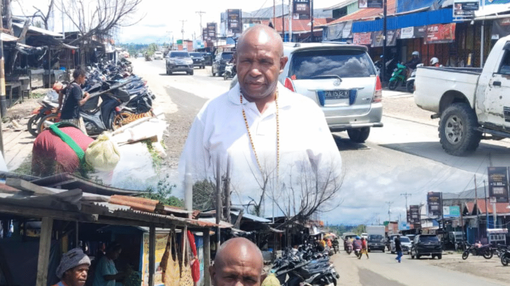 Gabriel Wakerwa meninjau kemacetan di Pasar SP Bumi Raya Nabire