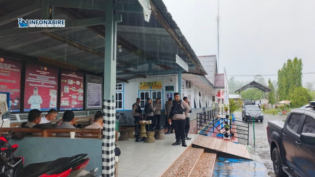 Petugas bersenjata Polda Papua Tengah berjaga di Lapas Kelas IIB Nabire usai kaburnya sejumlah tahanan, Senin 2 Juni 2025