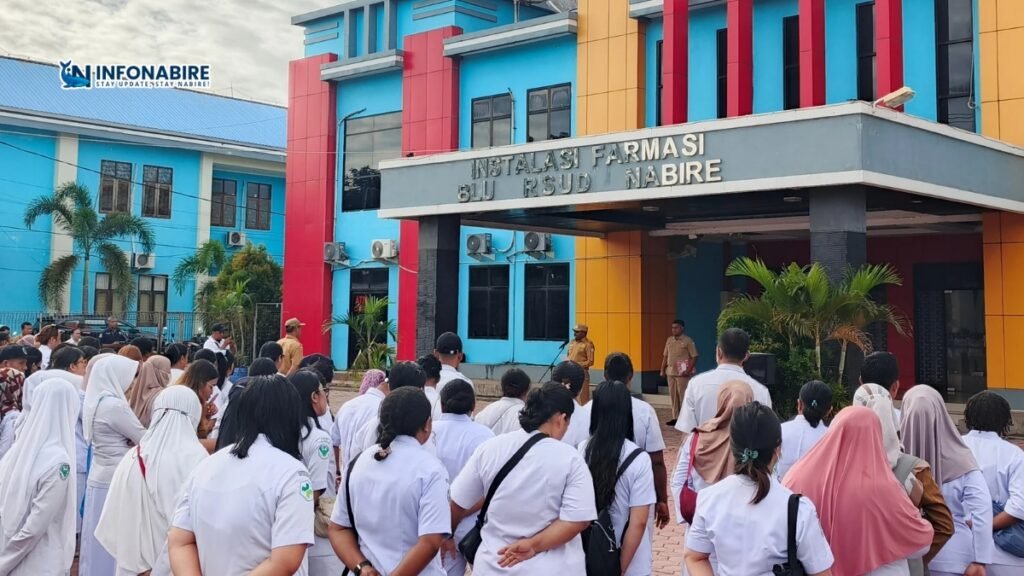 Bupati Mesak Magai saat pimpin apel pagi di RSUD Nabire, Senin 2 Juni 2025