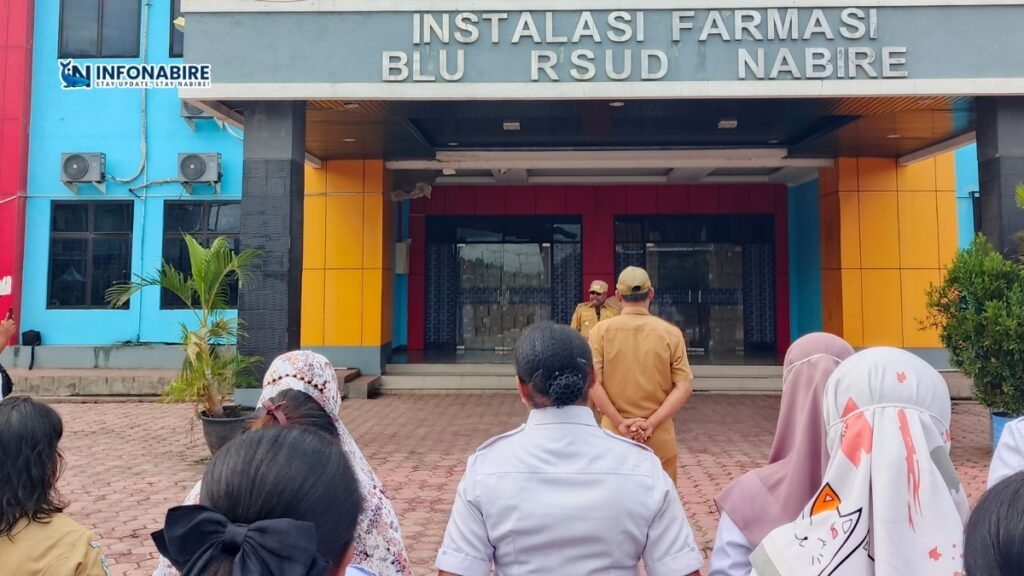 Bupati Nabire Mesak Magai saat memimpin apel pagi RSUD Nabire di hadapan staf, Senin 2 Juni 2025