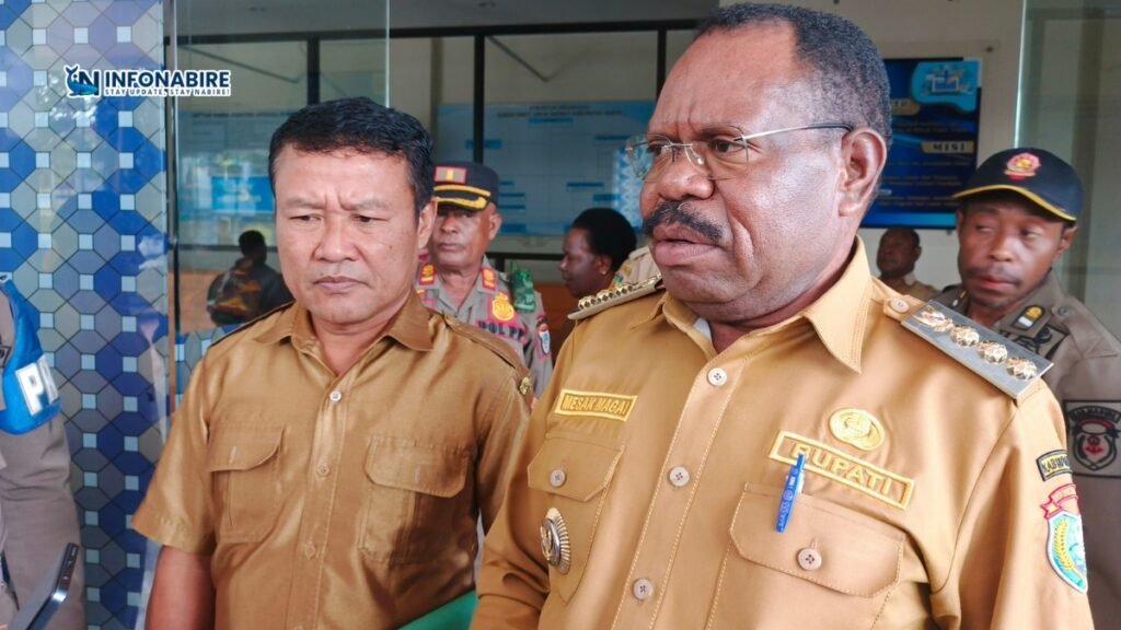 Bupati Nabire Mesak Magai saat menyampaikan keterangan soal temuan BPK di RSUD Nabire.