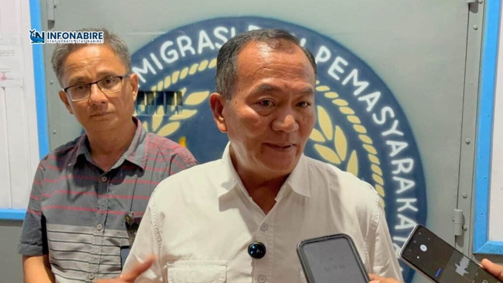 Kakanwil Ditjenpas Papua Feri Johanes saat memberikan keterangan didampingi Kalapas Nabire, usai razia di Lapas Kelas IIB Nabire