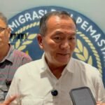 Kakanwil Ditjenpas Papua Feri Johanes saat memberikan keterangan didampingi Kalapas Nabire, usai razia di Lapas Kelas IIB Nabire
