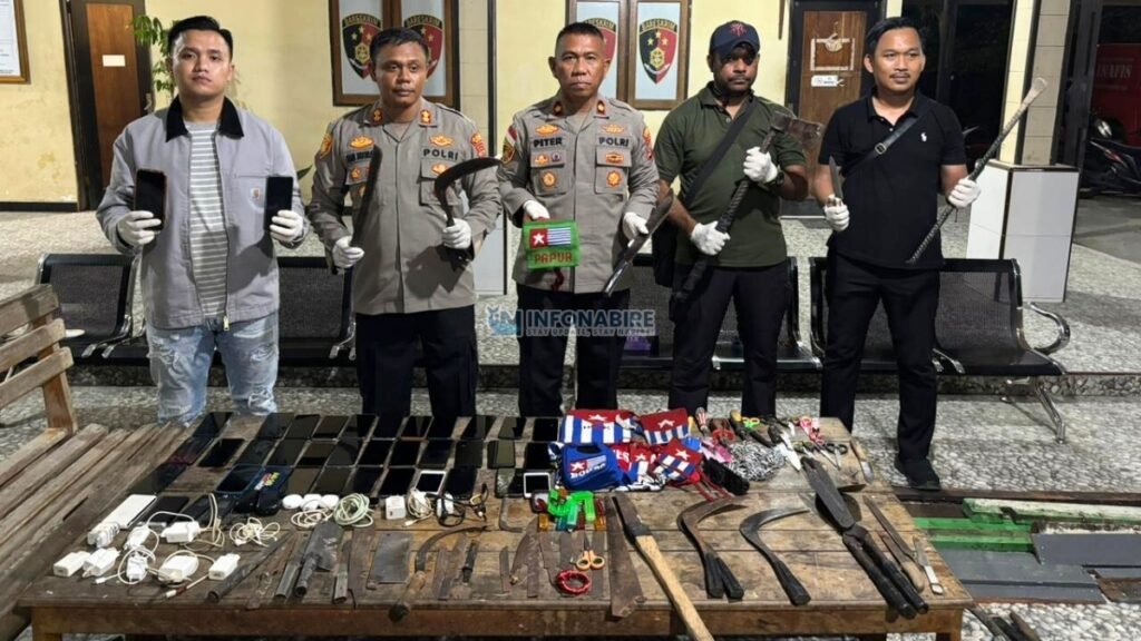 Kapolres Nabire saat konferensi pers temuan razia Lapas Kelas IIB Nabire
