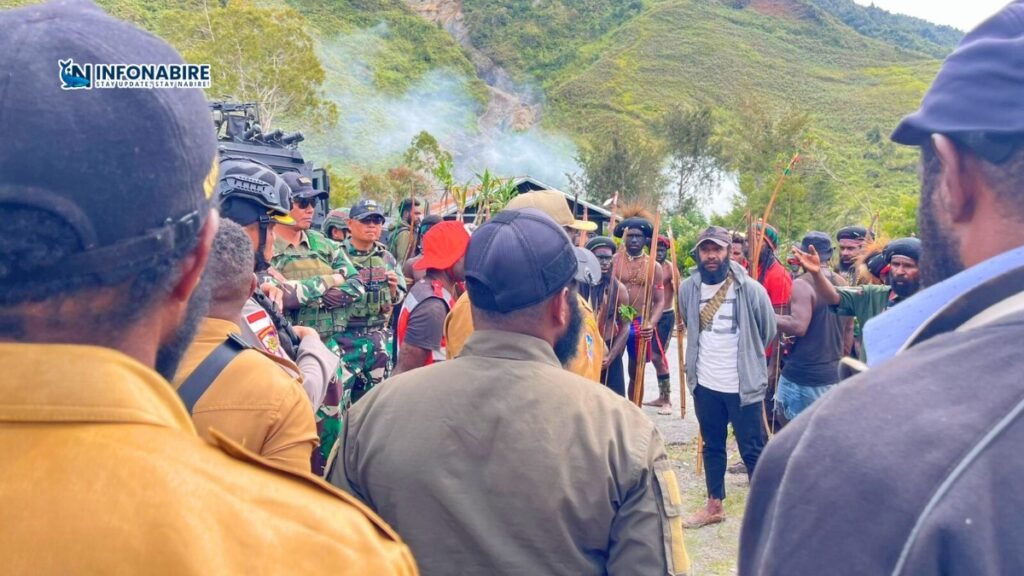 Aparat TNI-Polri berjaga di lokasi bentrok warga di Puncak Jaya