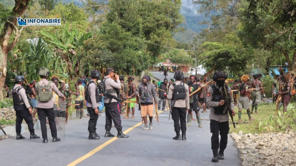 Aksi saling serang kembali terjadi antara dua kelompok massa pendukung pasangan calon 01 dan 02 di Kabupaten Puncak Jaya, Papua Tengah, Kamis pagi (5/6/2025).