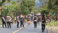 Aksi saling serang kembali terjadi antara dua kelompok massa pendukung pasangan calon 01 dan 02 di Kabupaten Puncak Jaya, Papua Tengah, Kamis pagi (5/6/2025).