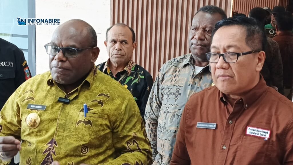 Meki Nawipa memberikan keterangan soal ekonomi Papua Tengah di Kantor Gubernur