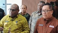 Meki Nawipa memberikan keterangan soal ekonomi Papua Tengah di Kantor Gubernur