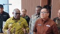 Gubernur Meki Nawipa saat menjelaskan strategi diversifikasi ekonomi Papua Tengah