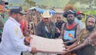 Penyerahan Dana Perdamaian Pemkab Puncak Jaya
