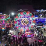 Pengunjung menikmati suasana pasar malam di Taman Gizi Oyehe, Nabire, Papua Tengah