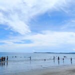Suasana ramai di Pantai Gedo Nabire akhir pekan setelah Idul Adha 2025