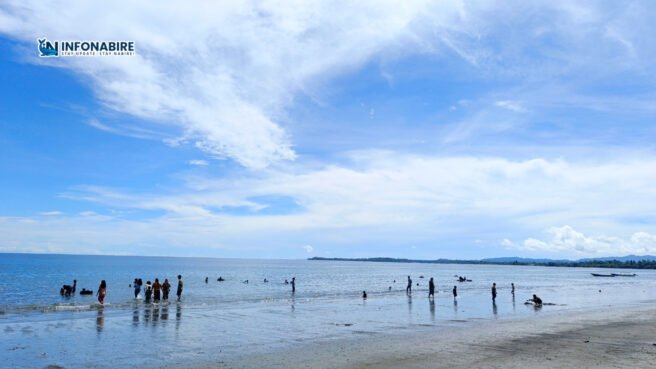 Suasana ramai di Pantai Gedo Nabire akhir pekan setelah Idul Adha 2025