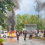 Pemblokiran jalan CP 28 Mimika oleh keluarga korban kecelakaan motor