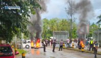 Pemblokiran jalan CP 28 Mimika oleh keluarga korban kecelakaan motor