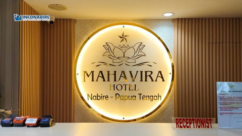 Ruang resepsionis Hotel Mahavira Nabire yang nyaman dan modern