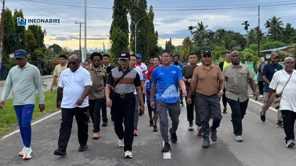 Gubernur Papua Tengah Meki Nawipa dan Wakil Gubernur Deinas Geley tampak mengikuti kegiatan Car Free Day di Jalan Pepera, Nabire – (Foto: Yusran/infonabire.com)